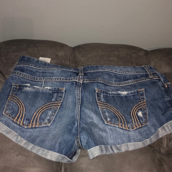 Hollister distressed jean shorts sz 5 - Picture 3 of 4